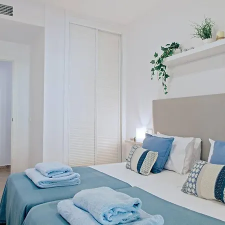 Апартаменти Contemporary, Luxury Living In The Location