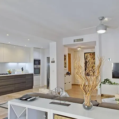 Contemporary, Luxury Living In The Location Daire