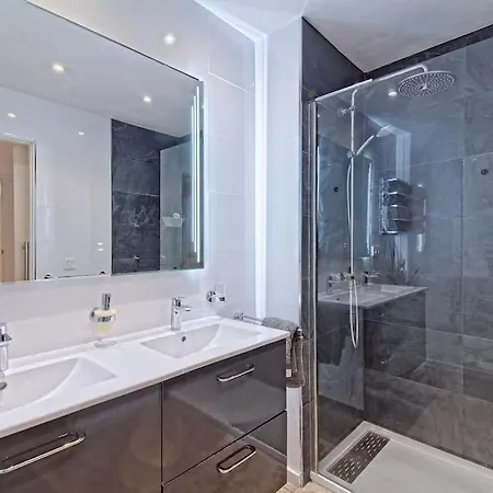 Contemporary, Luxury Living In The Location Apartment *
