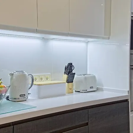 Contemporary, Luxury Living In The Location Daire