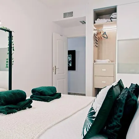 Contemporary, Luxury Living In The Location Апартаменти