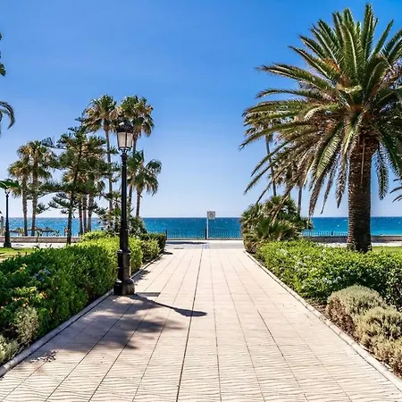 Contemporary, Luxury Living In The Location Апартаменти