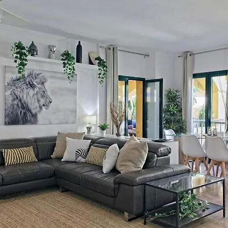 Contemporary, Luxury Living In The Location Апартаменти