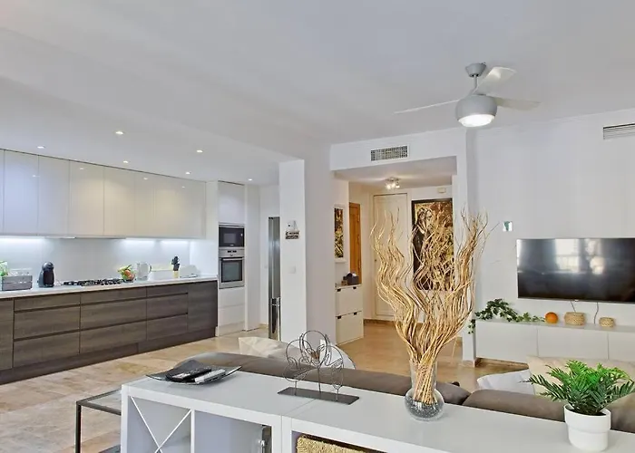 Contemporary, Luxury Living In The Location Апартаменты