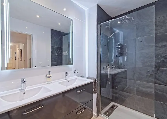 Contemporary, Luxury Living In The Location Апартаменты *