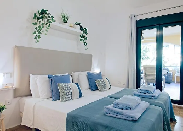 Апартаменты Contemporary, Luxury Living In The Location