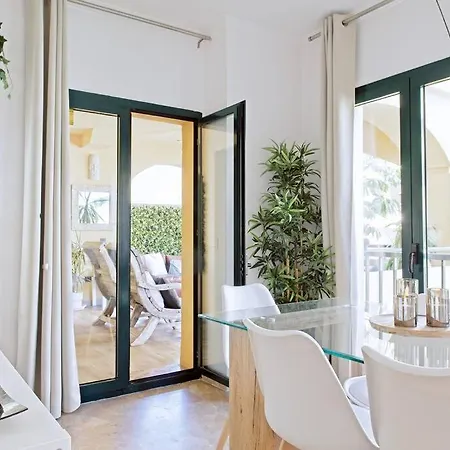 Apartment Contemporary, Luxury Living In The Location *